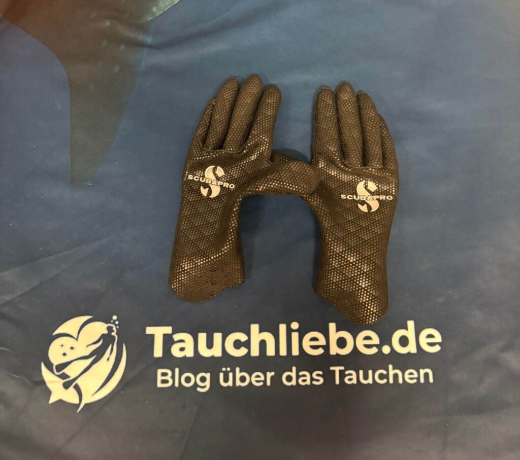 Scubapro D‑Flex 2.0 Tauchhandschuhe für den Test auf Tauchliebe.de Handtuch