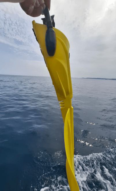 Scubapro Seawing Nova Flosse Seitenansicht, gehalten am Bungee-Cord
