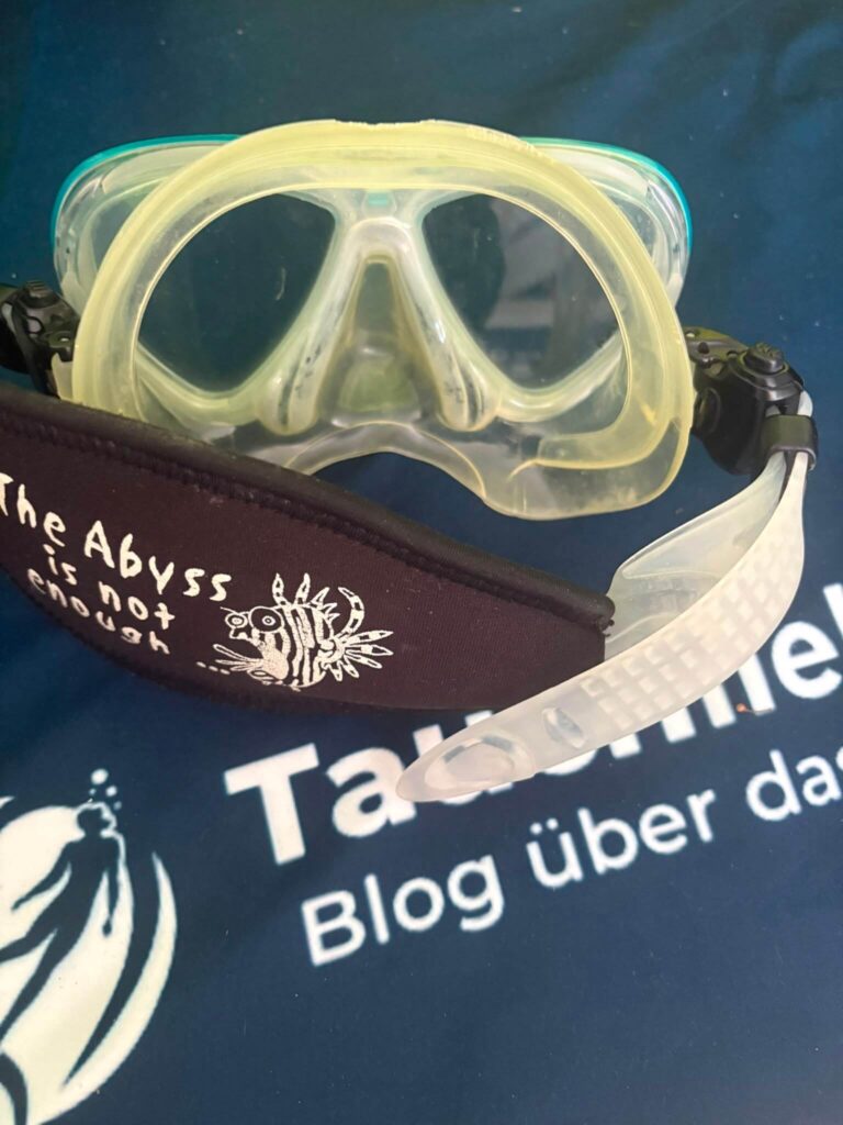 Seitliche Schnalle und Bandverstellung der TUSA Intega Tauchmaske im Detail