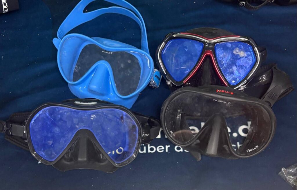 TUSA Zensee Pro liegt zum Vergleich neben der Hollis M1, TUSA Paragon und Cressi F1 Tauchmaske