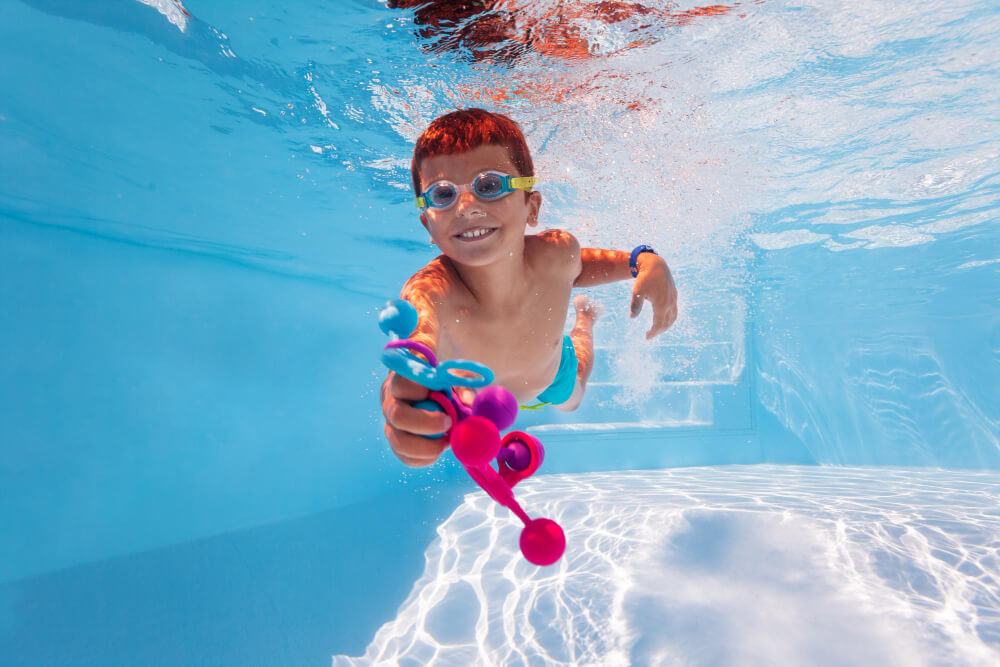 Kind hat mehrere Kugeln für Unterwasser Boccia in der Hand