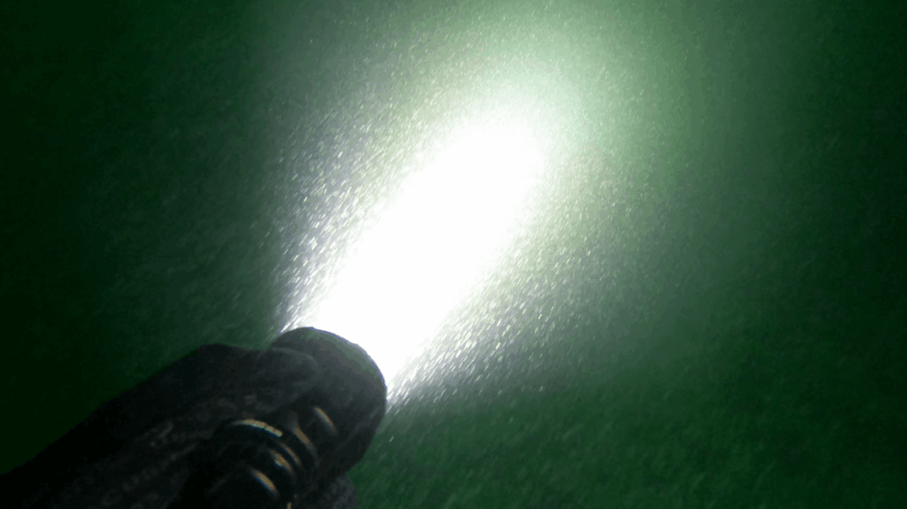 Wurkkos DL70 Lichtstrahl Unterwasser beim Tauchen