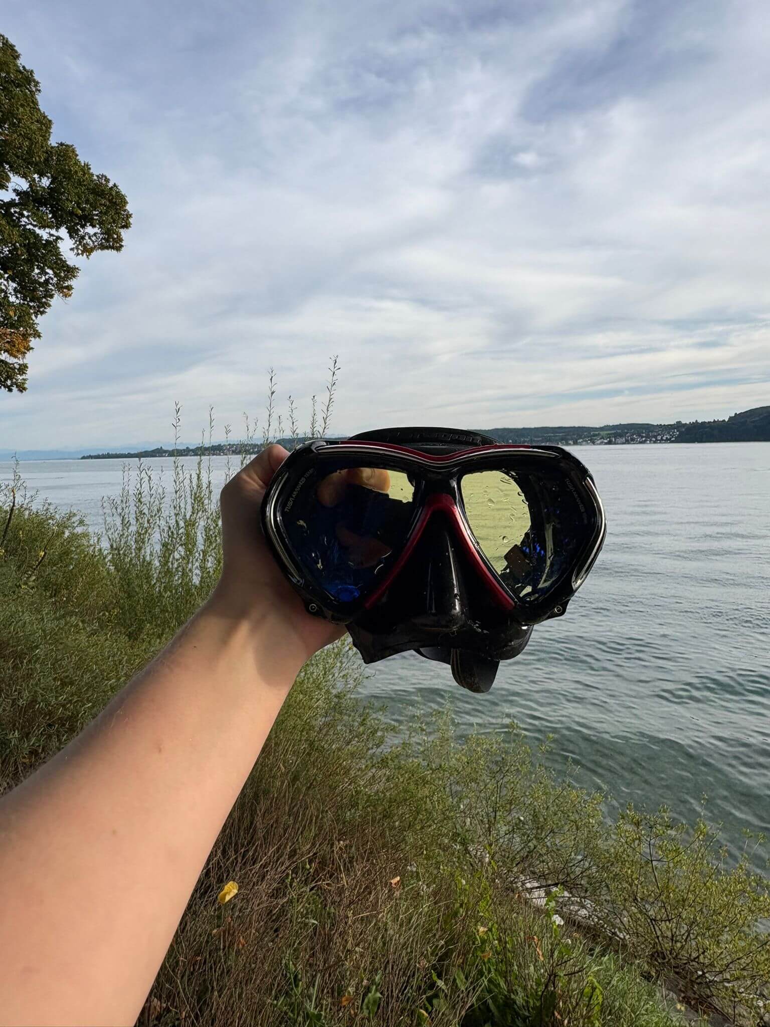 TUSA Paragon Tauchmaske wird für den Test am See in der Hand gehalten