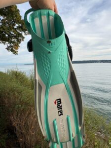Mares Avanti Quattro 4X Flossen in der Hand vor einem See