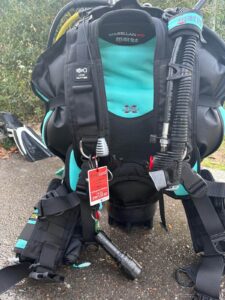 Komplettaufnahme des an der Flasche aufgebauten Mares Magellan HD Jackets vor dem Test