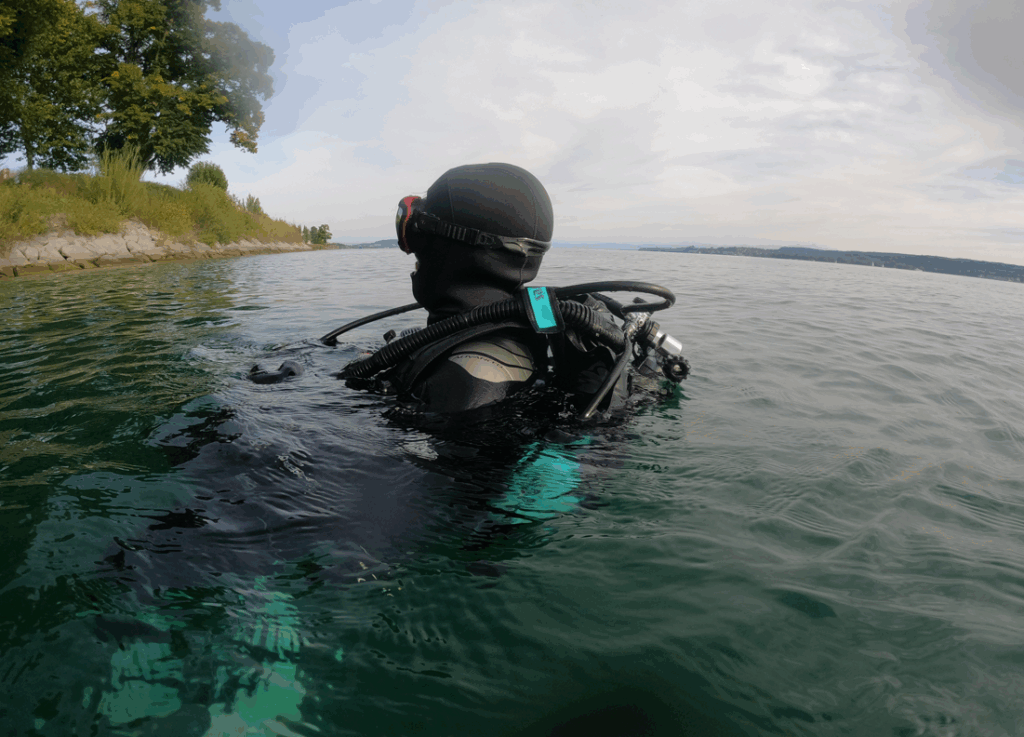 Taucher mit Tarierjacket an der Wasseroberfläche