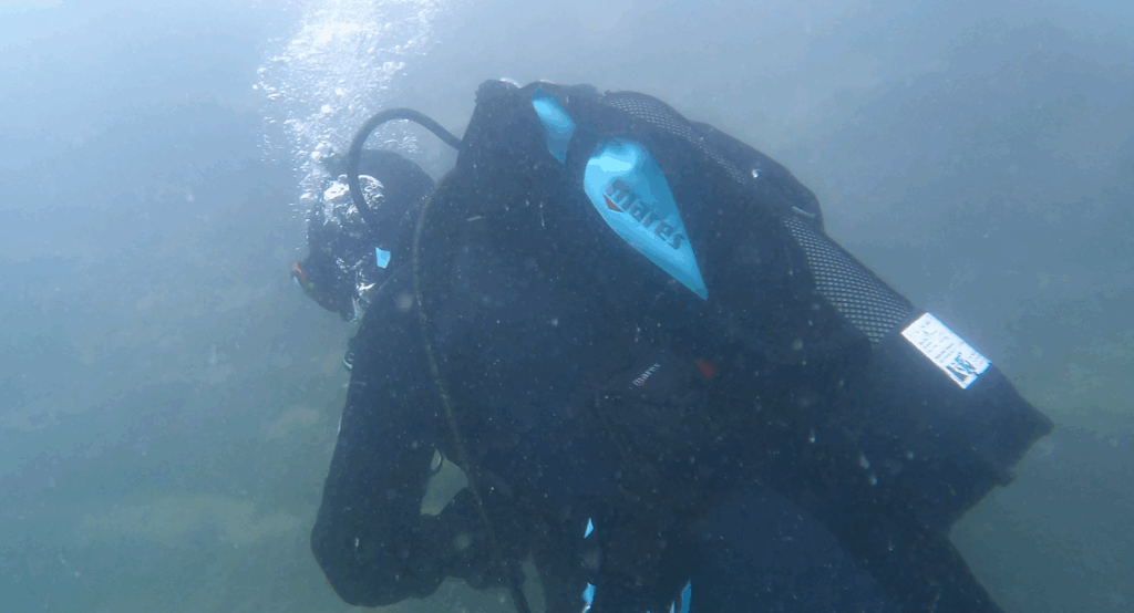 Taucher mit Mares Magellan HD BCD in horizontaler Wasserlage unter Wasser