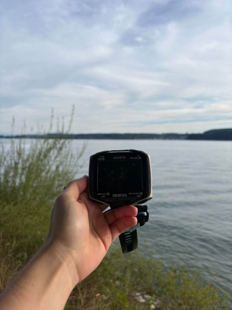Mares Quad CI Tauchcomputer wird vor See in der Hand gehalten