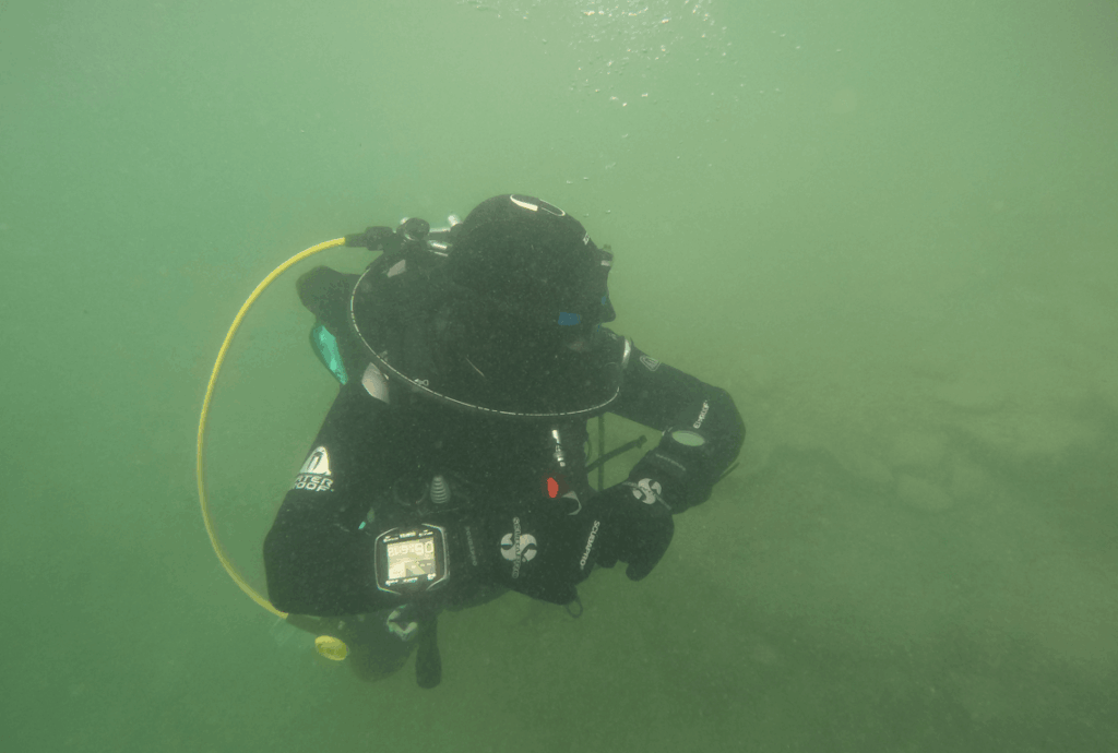 Taucher trägt Mares Quad CI Tauchcomputer am Arm bei Praxistest unter Wasser