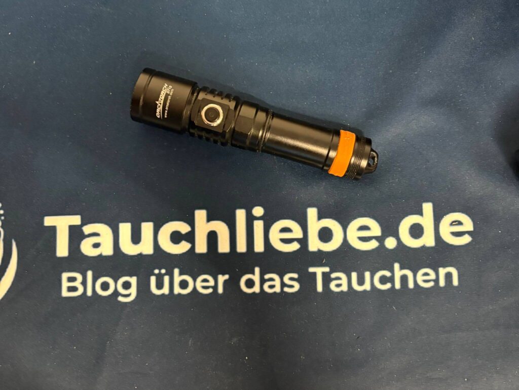 OrcaTorch D710 Tauchlampe auf Tauchliebe.de Handtuch