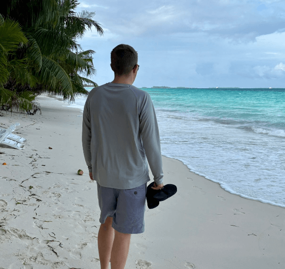 Schnorchler steht am Strand der Malediven