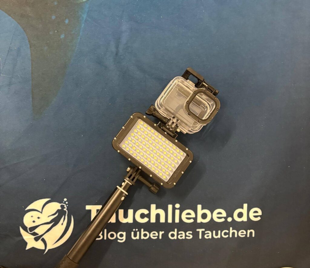Nahaufnahme Suptig Videolicht mit GoPro-Halterung auf Tauchliebe.de Handtuch