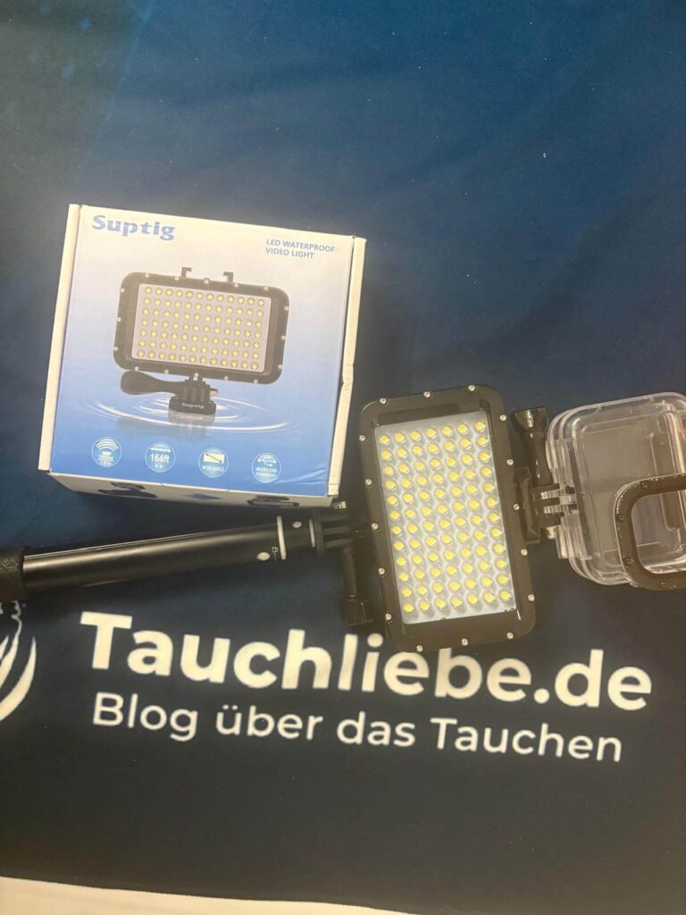 Suptig Unterwasser Videolicht neben der Originalverpackung aus Karton