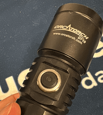 Knopf an einer Tauchlampe