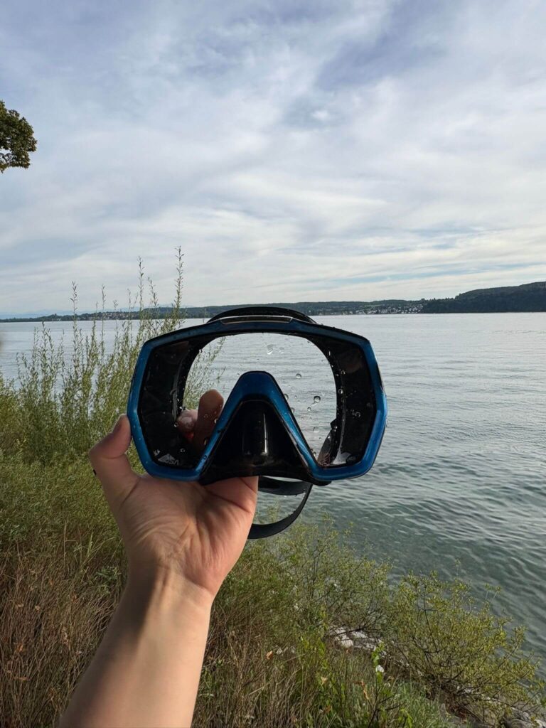 TUSA Freedom HD Maske vor Test an einem See in der Hand gehalten