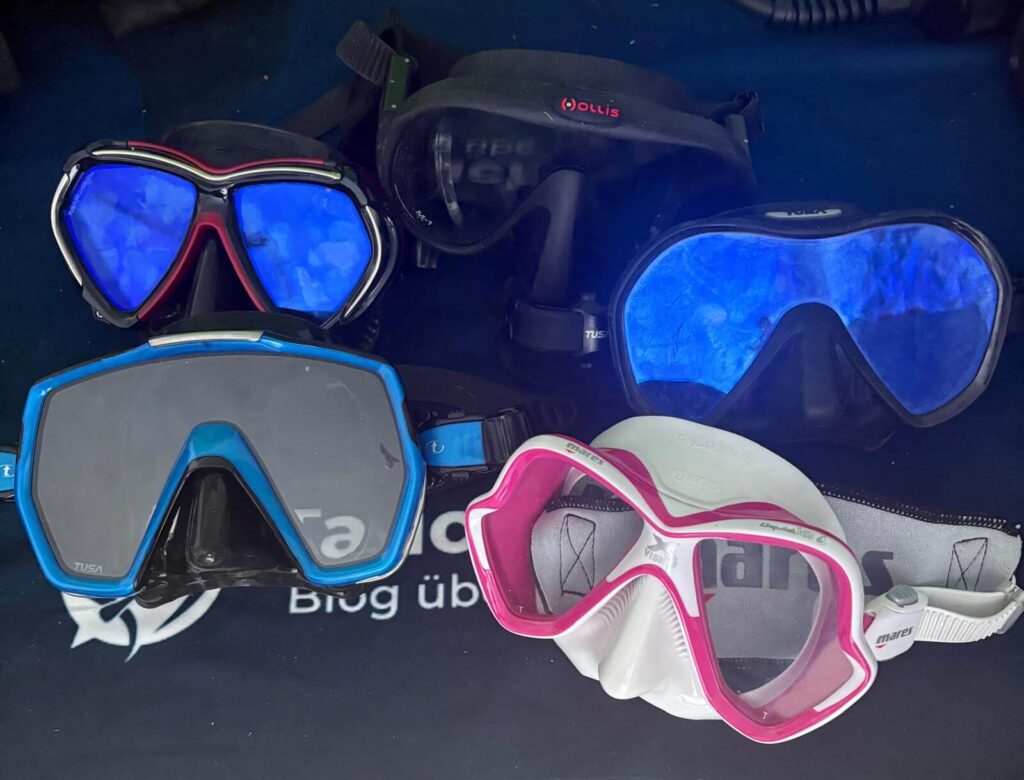 TUSA Freedom HD liegt zum Vergleich neben 4 weiteren Tauchmasken