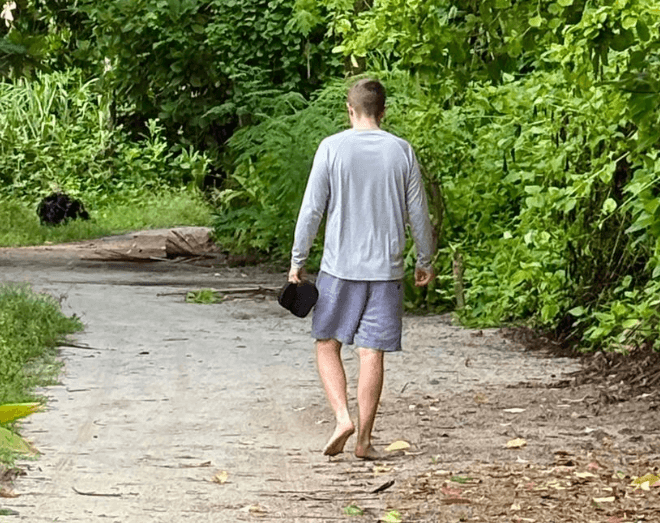 Graues UV-Shirt wird getragen