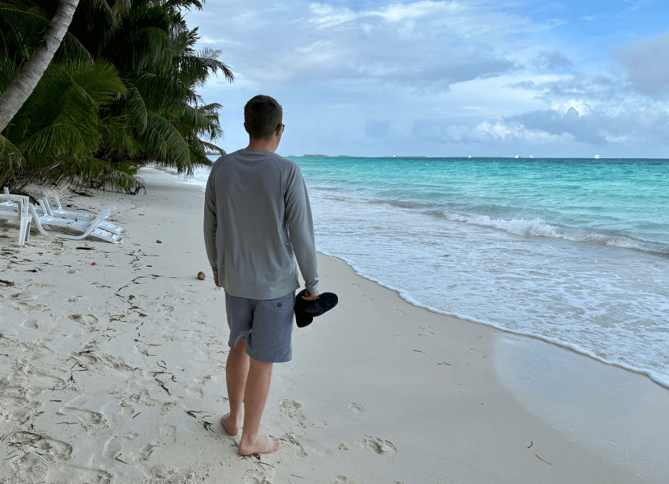 Schnorchler am Strand testet graues UV-Shirt
