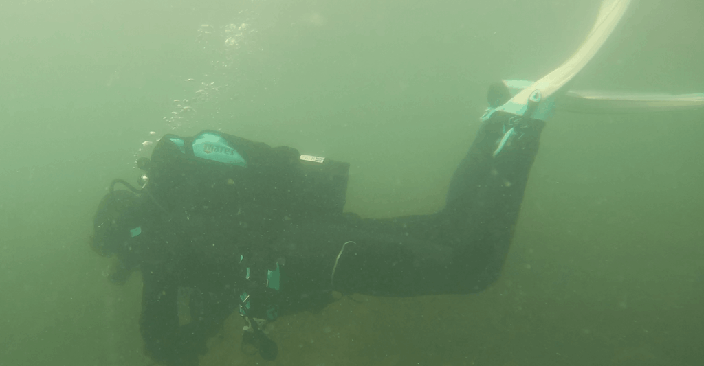 Taucher in stabiler horizontaler Wasserlage unter Wasser