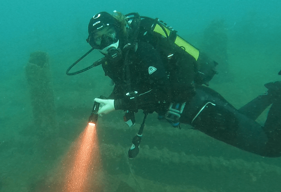 Taucher testet Wurkkos DL10R Tauchlampe Unterwasser