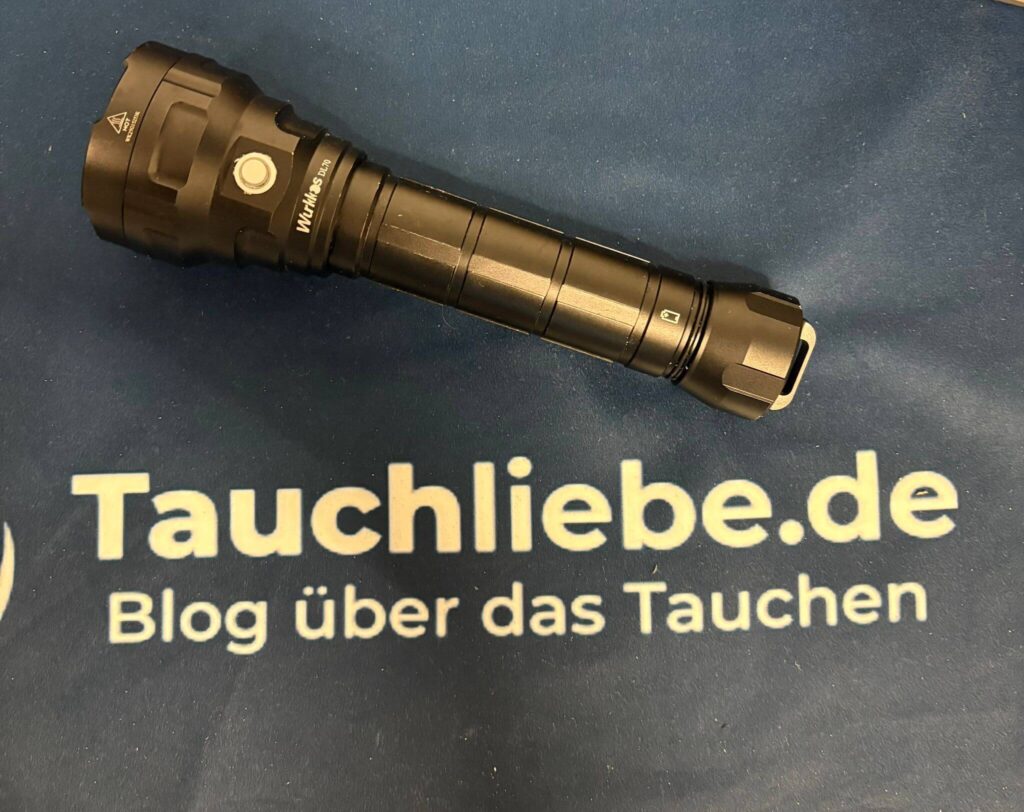 Wurkkos DL70 liegt auf Tauchliebe Handtuch
