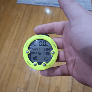 Suunto Zoop Novo wird für den Test in der Hand gehalten