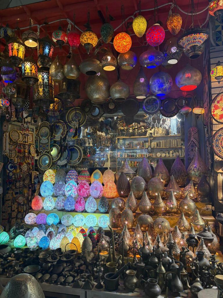 Verkaufsladen in Ägypten mit bunten Lampen, Souveniers und Schnorchelmasken im Hintergrund
