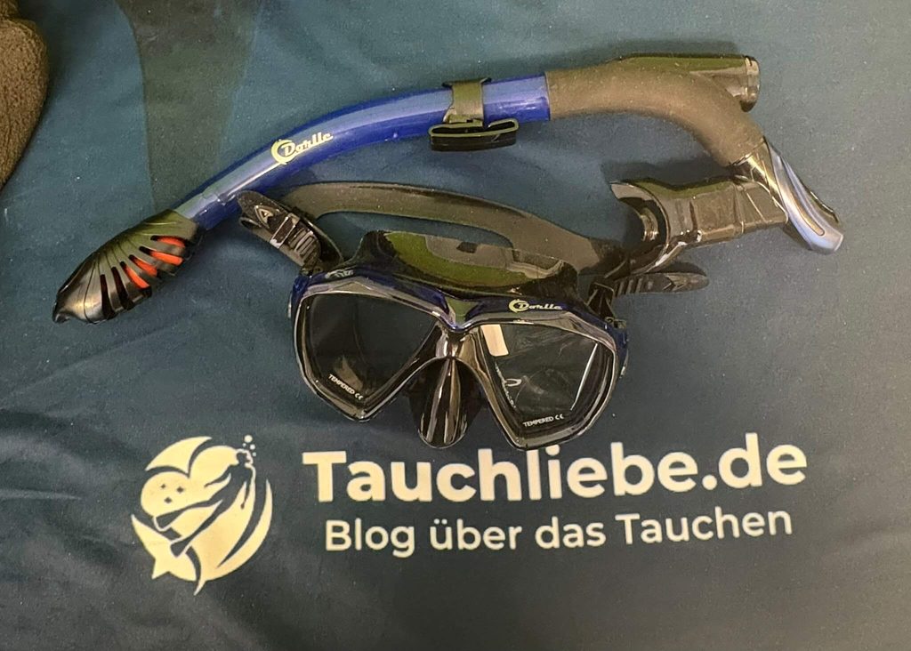 Das Dorlle Schnorchelset liegt für den Test bereit auf dem Tauchliebe.de Handtuch