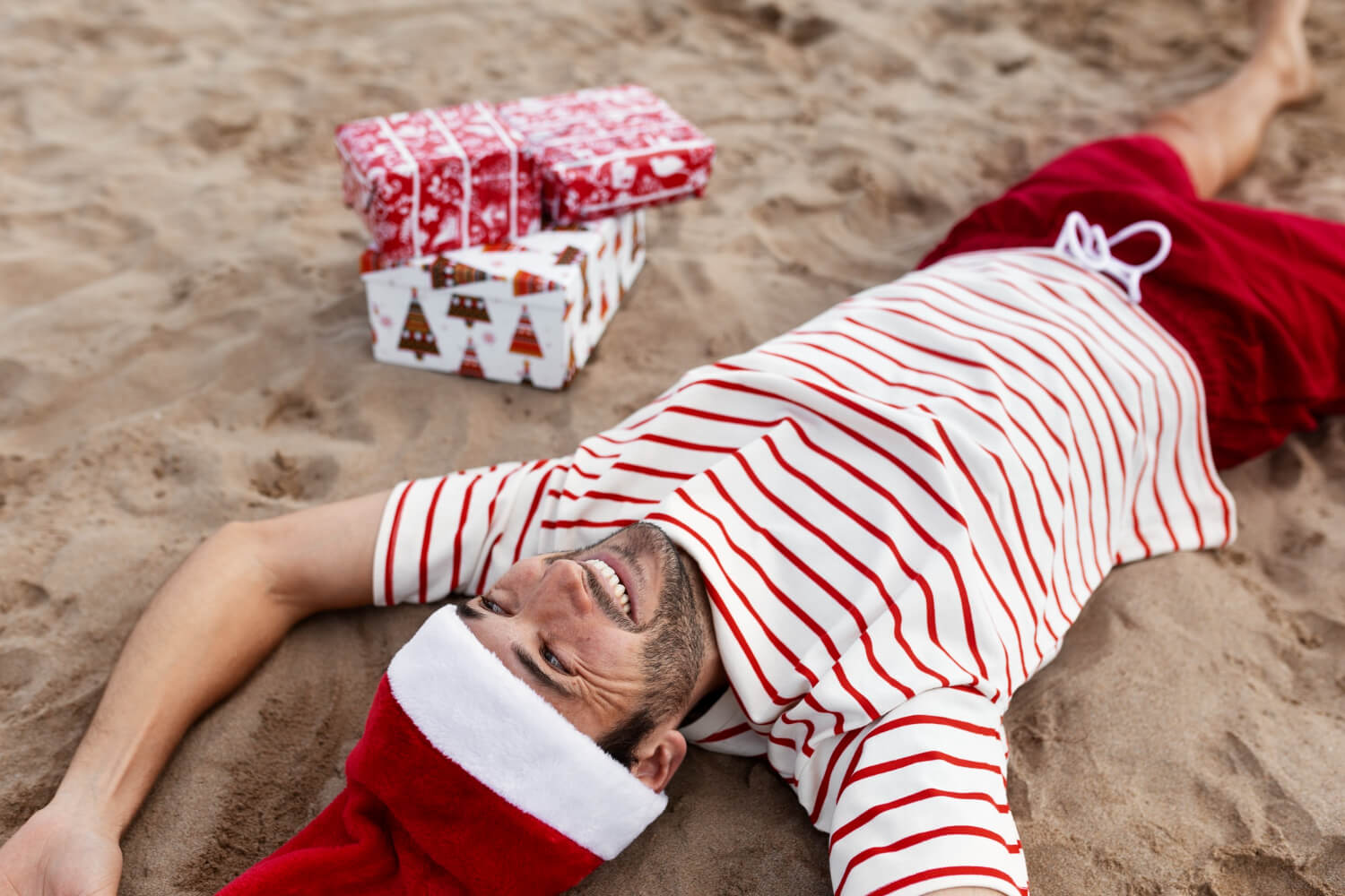 Schnorchler liebt neben seinen Geschenken am Strand