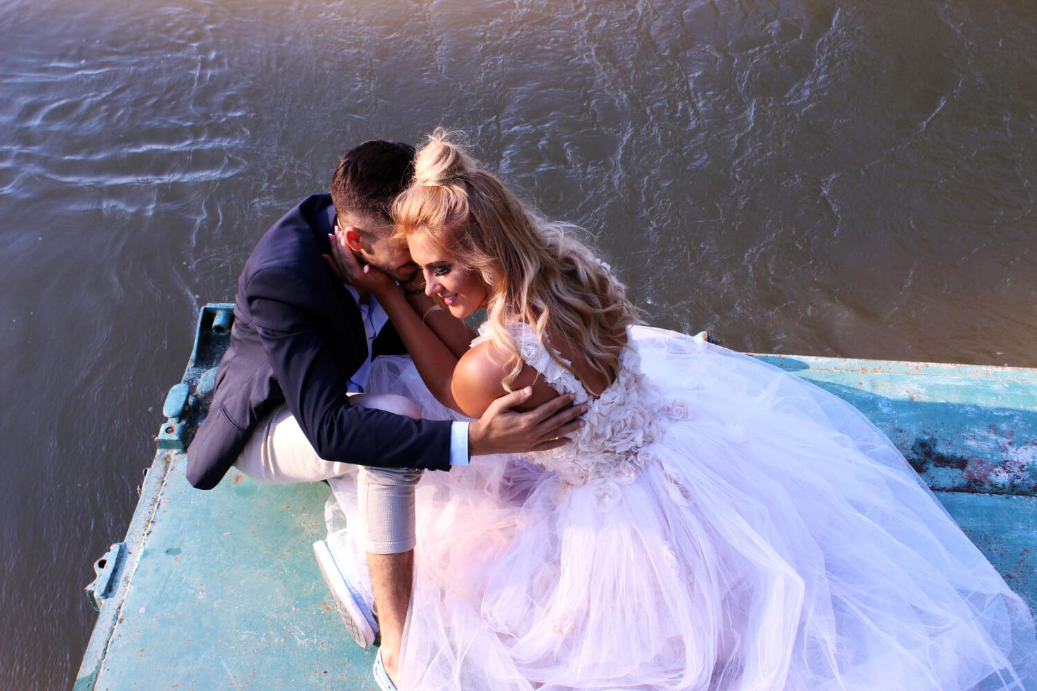 Taucher Hochzeitspaar in Anzug und Kleid feiern ihre Hochzeit auf einem Boot