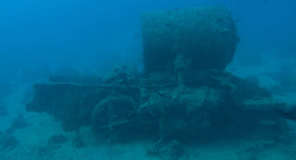 Wrack der alten Lokomotive auf dem Meeresgrund