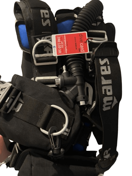 Stark zusammengefaltetes Backplate Wing System mit Bleitaschen mit mares XR Aufdruck