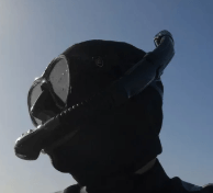 Schwarzes Schnorchelset wird getragen