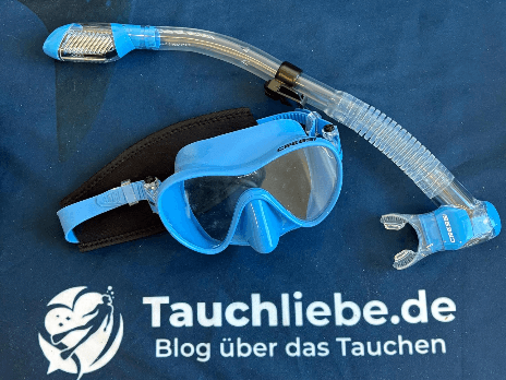 Schnorchelset bestehend aus blauer Cressi F! Maske und Trockenschnorcheln liegen auf Tacuhliebe.de Handtuch für den Test bereit