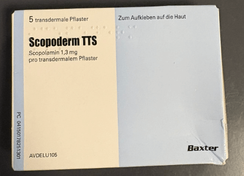 Blau-weiße Verpackung der Scopoderm TTS Pflaster