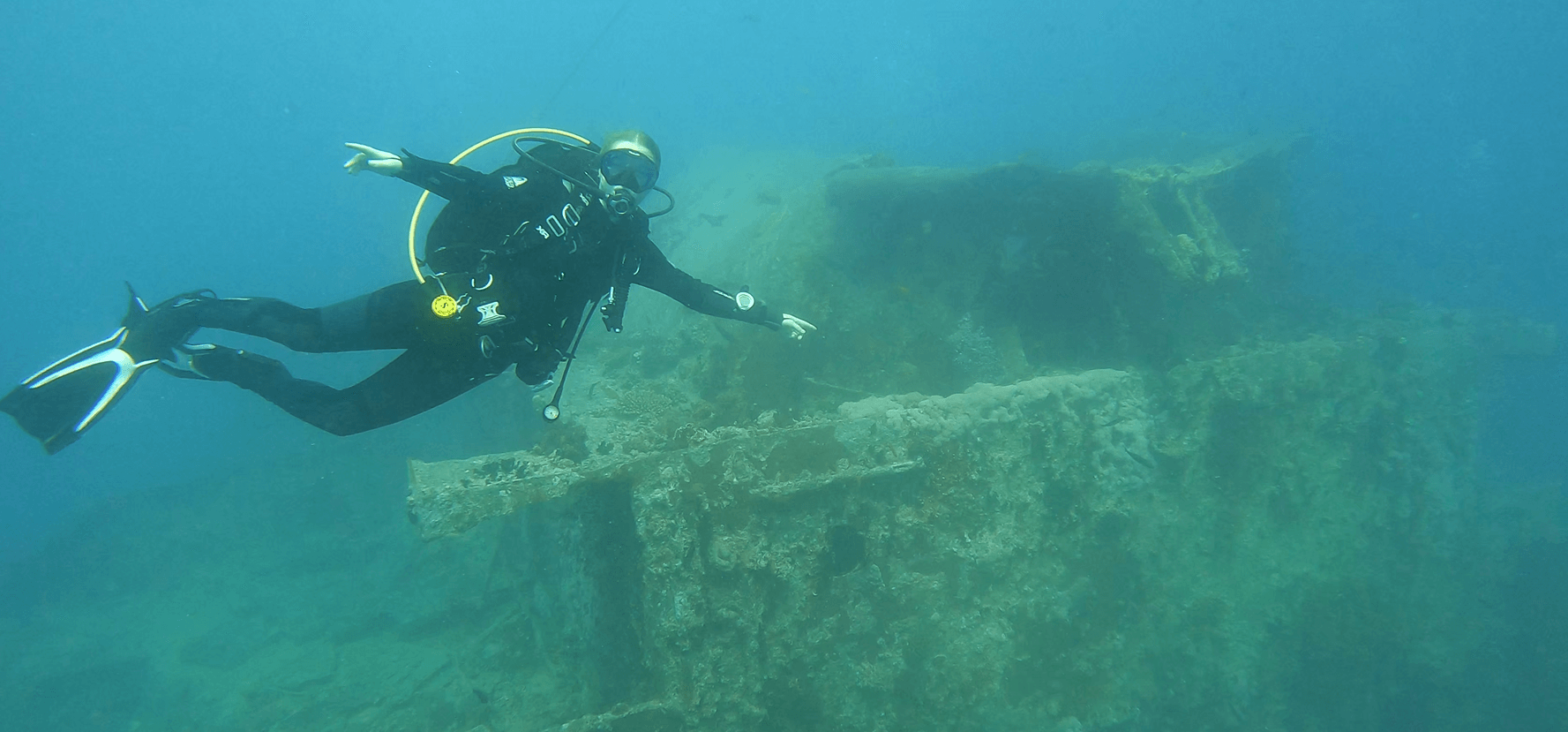 Taucher schwebt vor dem Wrack der SS Thistlegorm