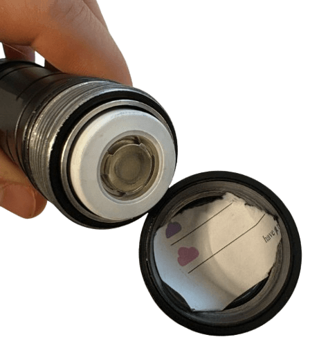 Batteriefach einer Tauchlampe in das ein Stück Papier gelegt wurde