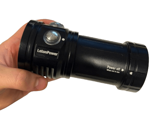 LetonPower Videolampe mit Power Off Pfeil in Hand gehalten