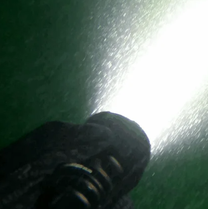 Schwarze Tauchlampe Unterwasser