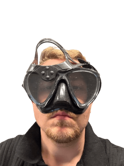 Taucher testet die Passform einer schwarzen Taucherbrille