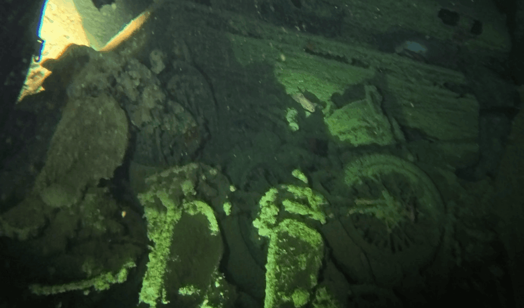 Mehrere Motorräder der alten Ladung der Thistlegorm