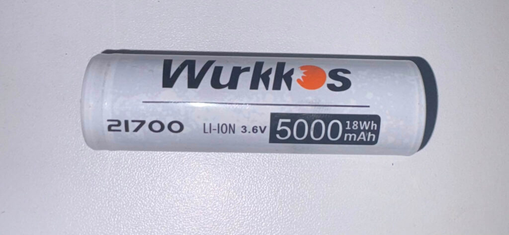 Wurkkos 21700 Lithium-Ionen-Akku mit 3,6 Volt, 5.000 mAh und 18 Wh für Tauchlampen im Flugzeug.