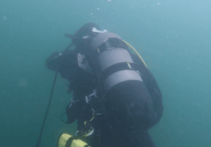 Taucher testet das XDeep Ghost Wing System Unterwasser
