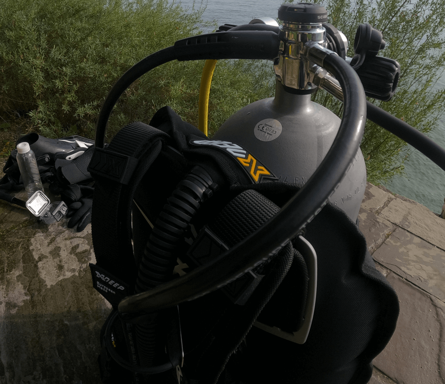 Xdeep Ghost Backplate und Blase an Tauchflasche montiert