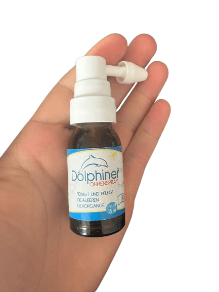 Dolphiner Ohrenspray wird in der Hand gehalten