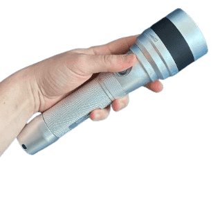 Hand testet Knopf und Bedienung der Mares EOS LRZ32