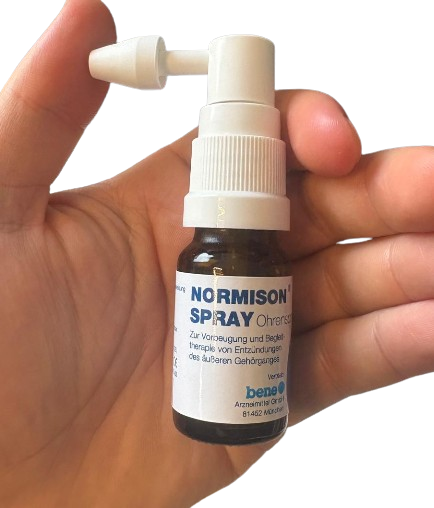 Taucher Ohrenspray Normison wird in der Hand gehalten