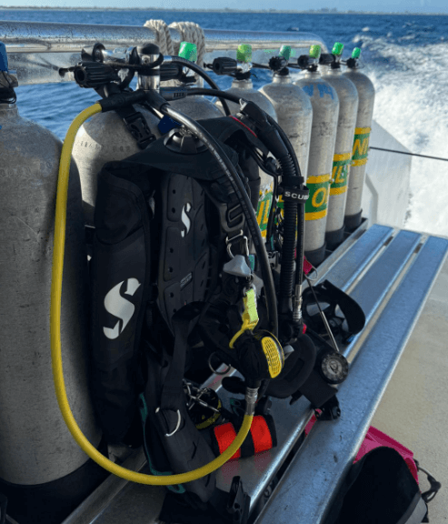 Scubapro Hydros Pro Tarierjacket steht vor dem Test aufgebaut auf einem Tauchboot neben Taucherflaschen