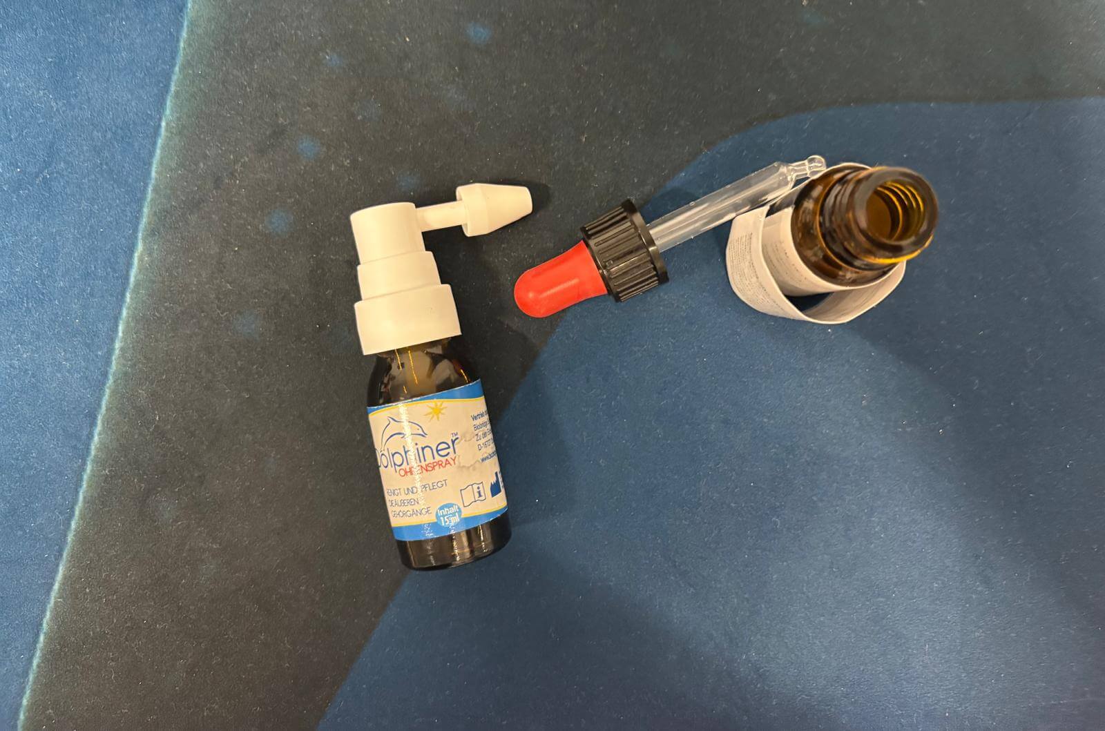 Dolphiner Ohrenspray liegt neben Pipette mit Taucherohrentropfen