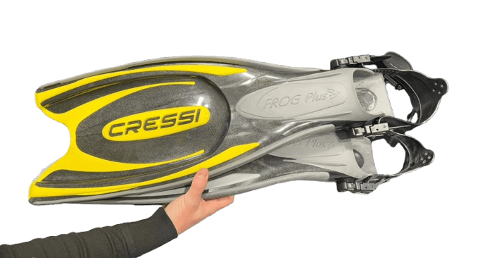 Gelbe Cressi Frog Pro Plus in Hand gehalten